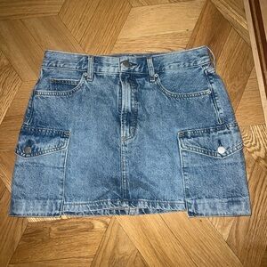 Aritzia 90s Mid-Rise Cargo Mini Skirt